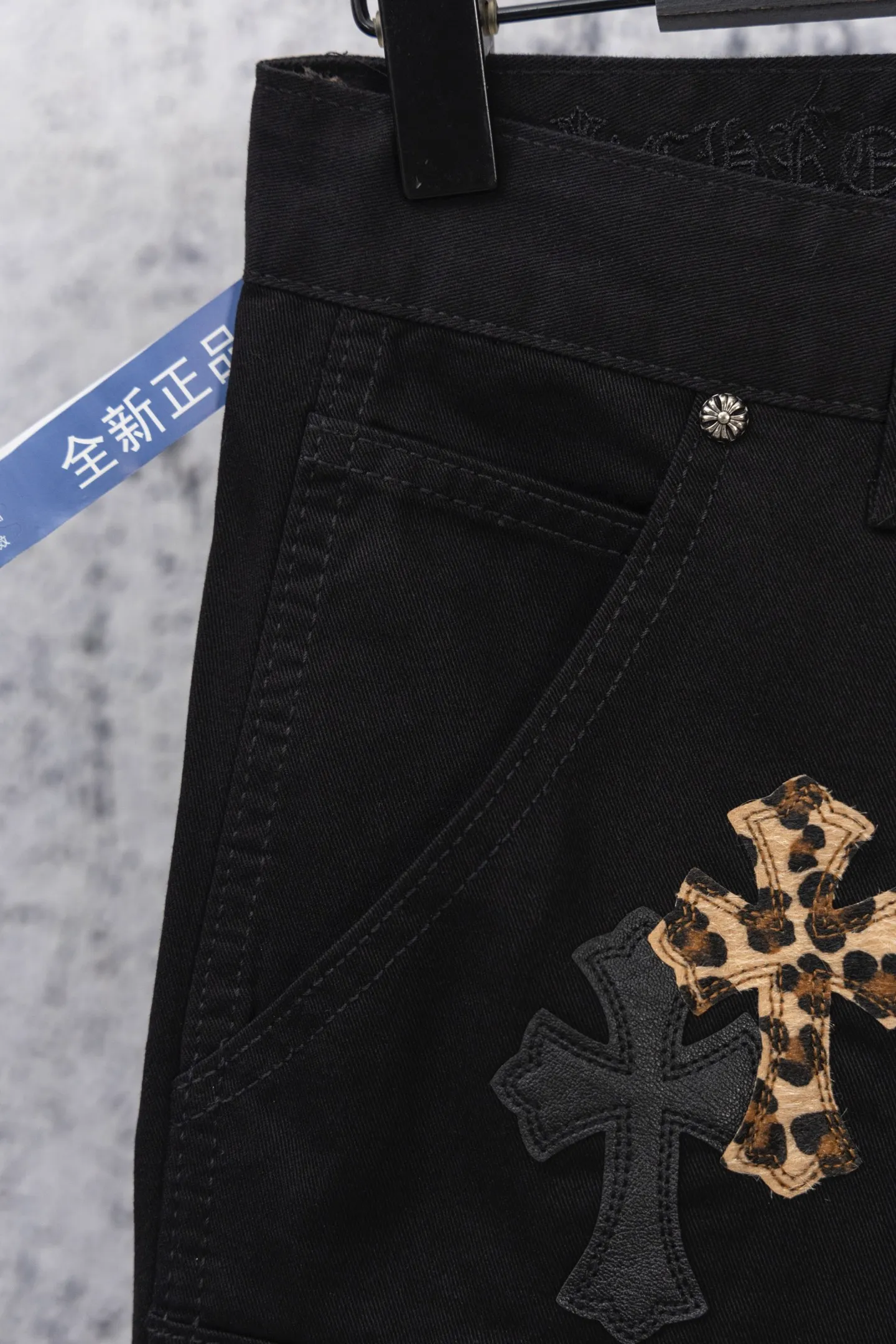 P260 chrome hearts SEVENTEEN-Hoshi Quan Shunrong's new leopard print cross patch leather black jeans vi Top heavy industry fashionable design] Consistent high street luxury style creation. Speaking of this style, the Zangyin family and GU family are definitely the leading representative brands. Especially the Zangyin family has really achieved a state-of-the-art effect in creating high street style. The unique washed material is used to create this style. The color system is quite eye-catching. After it is decorated with patchwork cross flowers, it cleverly highlights the charm of the brand. Secondly, this style uses classic The classic high-waist cutting design highlights the long legs and fashionable temperament of the upper body. The brand is highly recognizable and the slim fit configuration is more suitable for daily wear. It is a product that interprets personality, fashion, and specifications at a glance. This single product is enough to make any fan excited. It can be a white T-shirt for youthful preppy style, or a tight suspender for lady style. It has strong matching ability and can be easily controlled by men.  [Materials and craftsmanship] Needless to say, this point goes without saying. As an excellent craftsman brand, Zangyin’s requirements for details and craftsmanship are really perfect. The washed color of this model has gone through so many processes, not to mention the embellishment of denim appliques. It is also purely hand-made and sewn. Just like what they believe in, only hand-made things have soul and have the meaning of wear. A top-notch heavy-duty fashionable denim item, I look forward to your perfect interpretation! ! Size: 28-36 Color: black